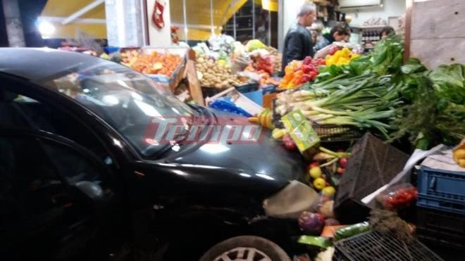 Απίστευτο τροχαίο στην Πάτρα – ΙΧ «καρφώθηκε» σε μανάβικο (εικόνες)